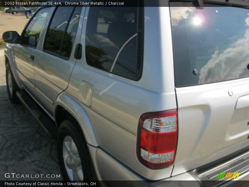 Chrome Silver Metallic / Charcoal 2002 Nissan Pathfinder SE 4x4