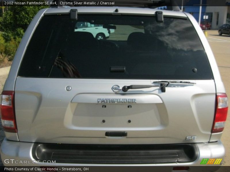 Chrome Silver Metallic / Charcoal 2002 Nissan Pathfinder SE 4x4