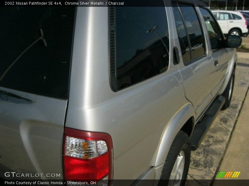 Chrome Silver Metallic / Charcoal 2002 Nissan Pathfinder SE 4x4