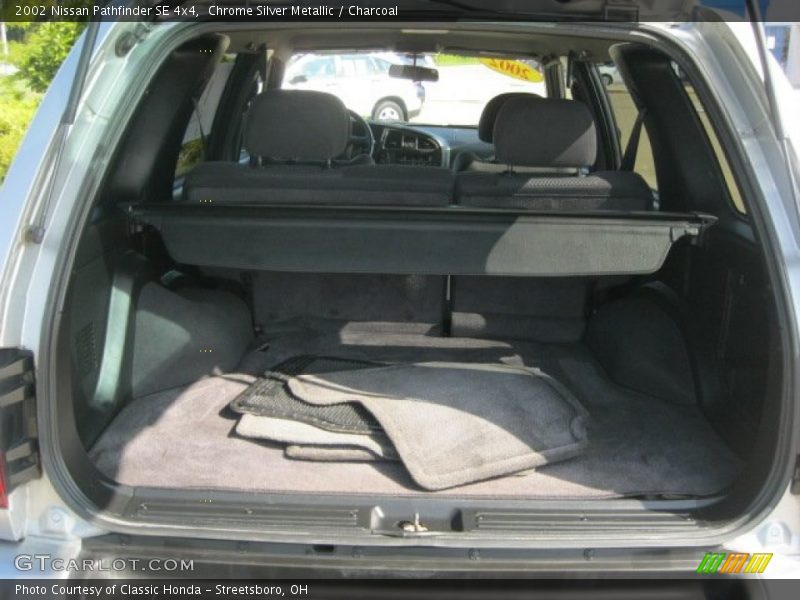 Chrome Silver Metallic / Charcoal 2002 Nissan Pathfinder SE 4x4