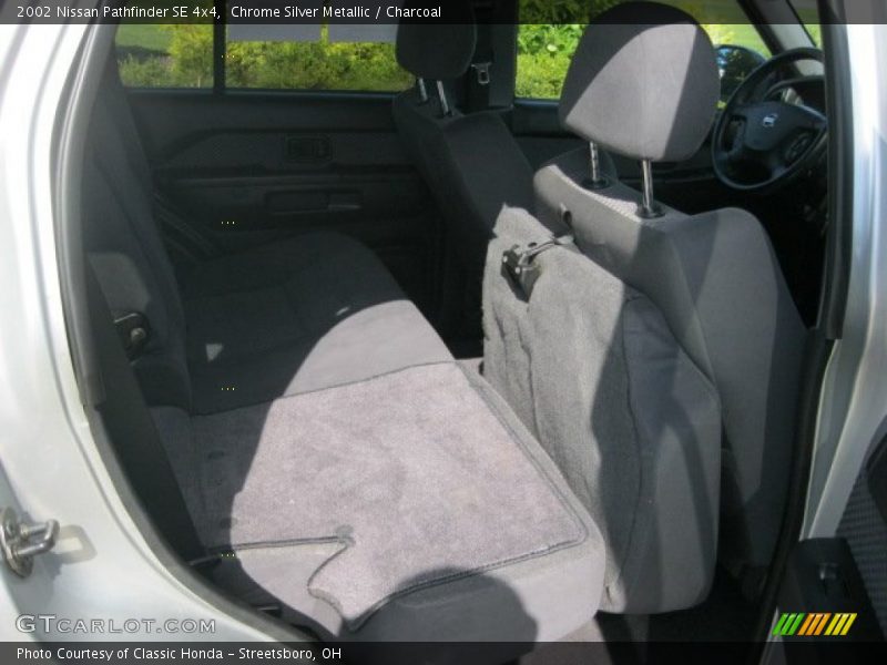 Chrome Silver Metallic / Charcoal 2002 Nissan Pathfinder SE 4x4