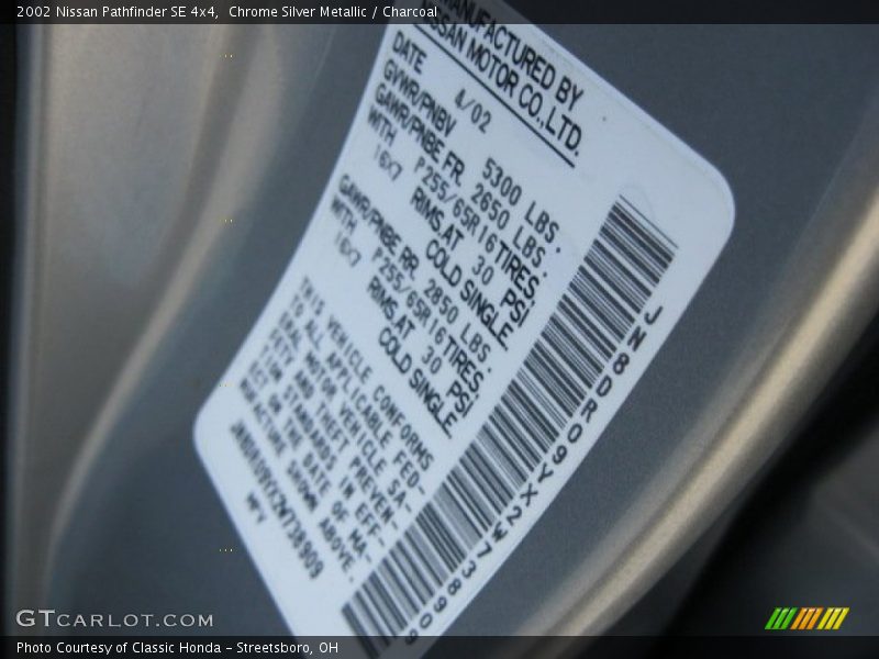 Chrome Silver Metallic / Charcoal 2002 Nissan Pathfinder SE 4x4