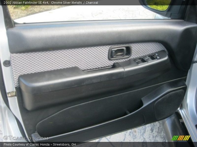 Chrome Silver Metallic / Charcoal 2002 Nissan Pathfinder SE 4x4