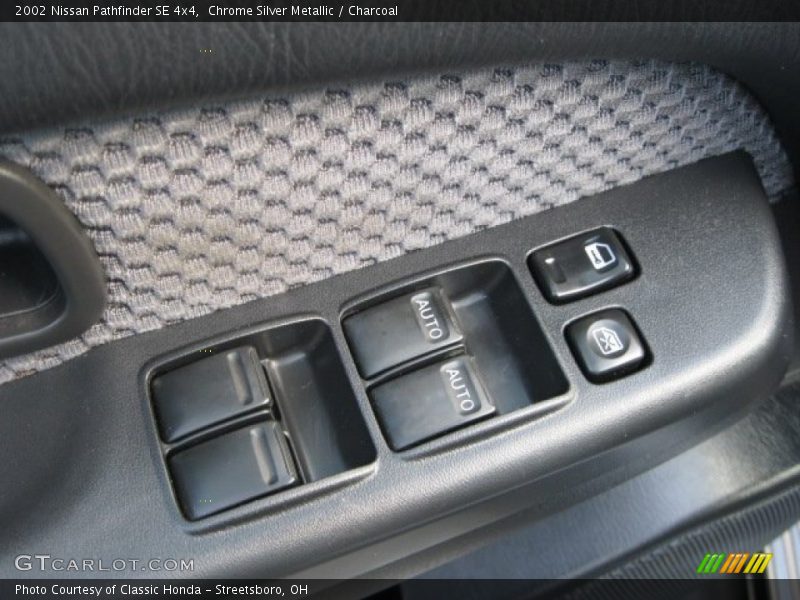 Chrome Silver Metallic / Charcoal 2002 Nissan Pathfinder SE 4x4