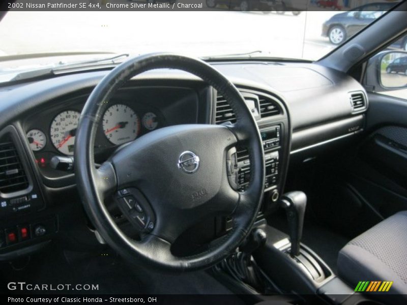Chrome Silver Metallic / Charcoal 2002 Nissan Pathfinder SE 4x4