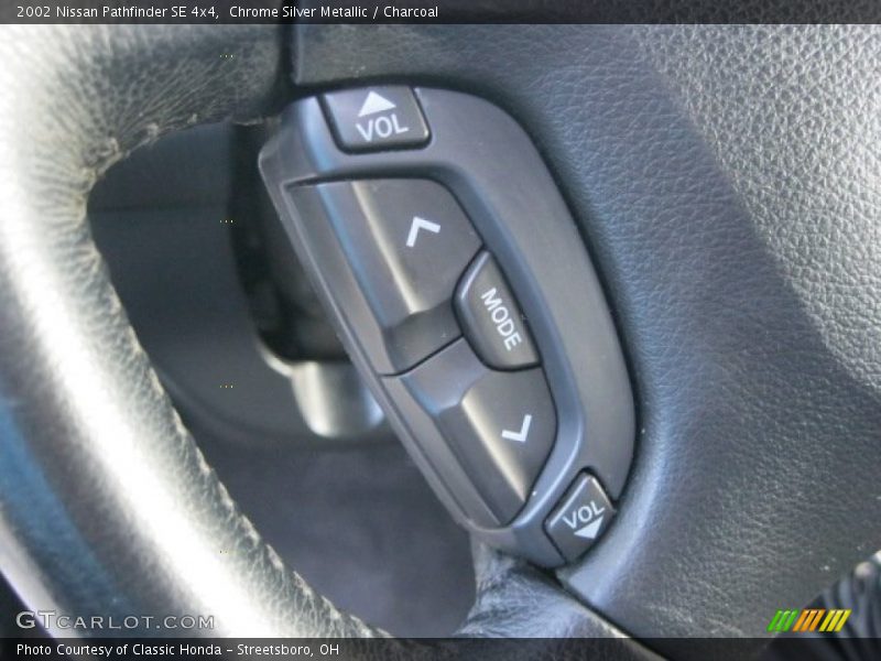 Chrome Silver Metallic / Charcoal 2002 Nissan Pathfinder SE 4x4