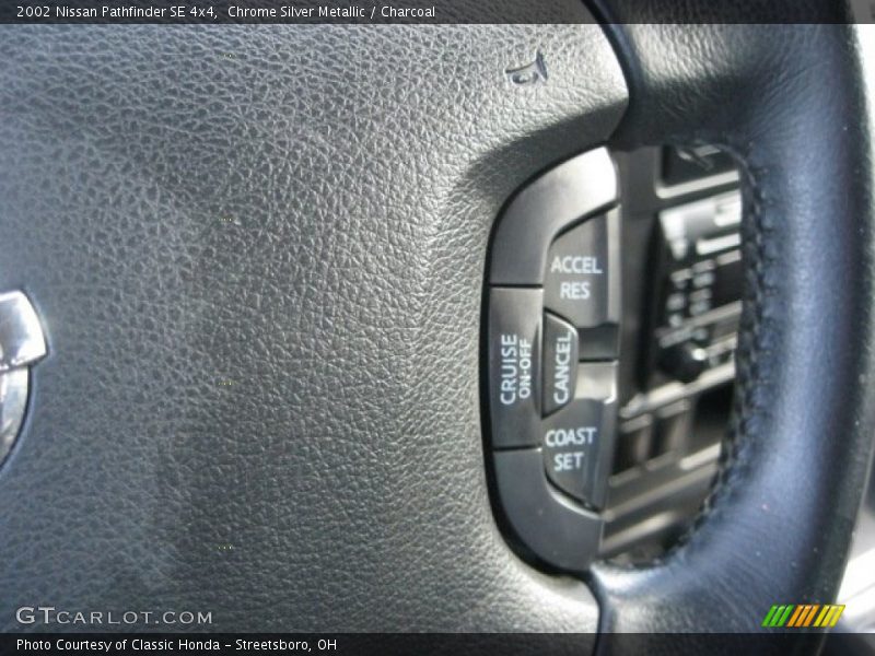 Chrome Silver Metallic / Charcoal 2002 Nissan Pathfinder SE 4x4