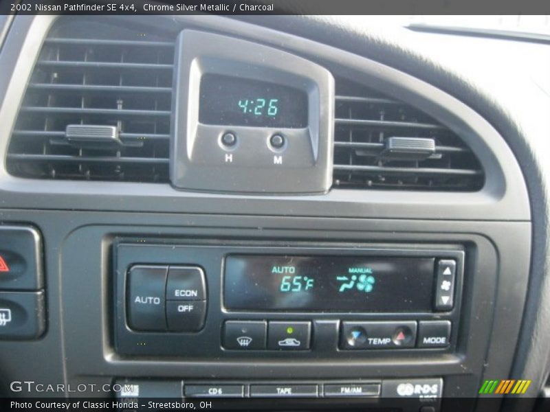 Chrome Silver Metallic / Charcoal 2002 Nissan Pathfinder SE 4x4