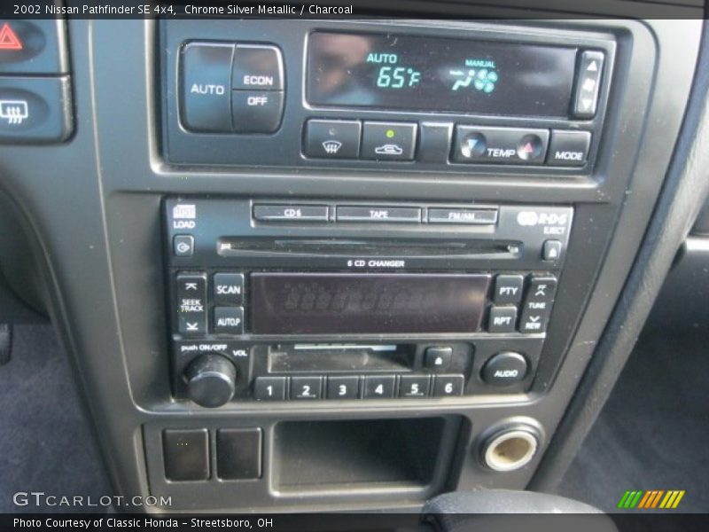 Chrome Silver Metallic / Charcoal 2002 Nissan Pathfinder SE 4x4
