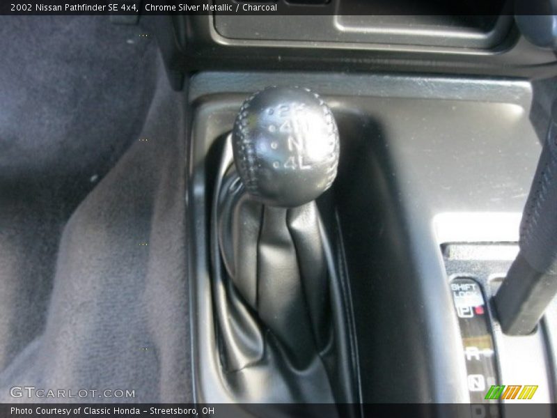 Chrome Silver Metallic / Charcoal 2002 Nissan Pathfinder SE 4x4
