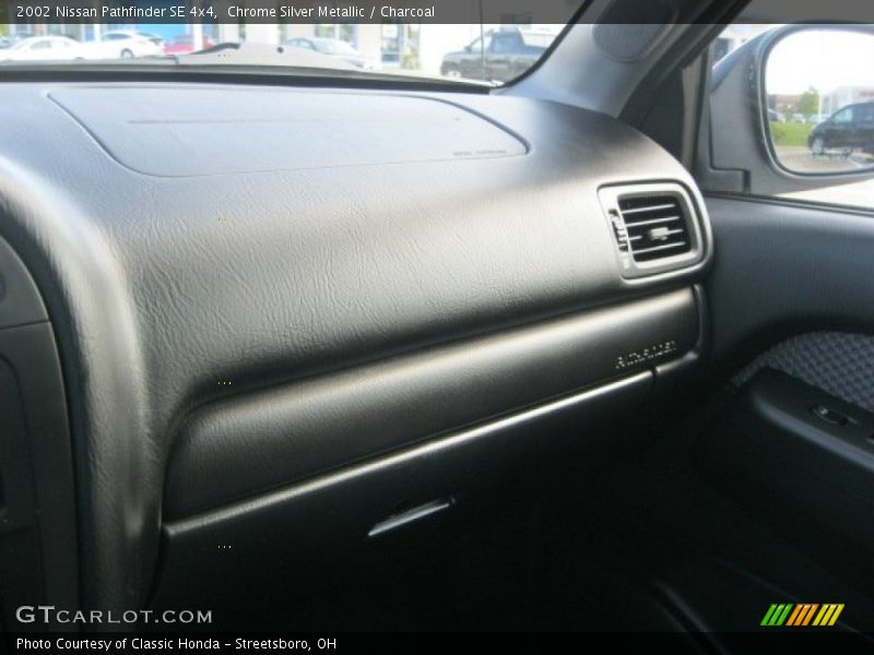 Chrome Silver Metallic / Charcoal 2002 Nissan Pathfinder SE 4x4