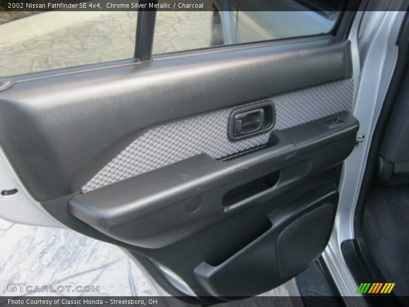 Chrome Silver Metallic / Charcoal 2002 Nissan Pathfinder SE 4x4