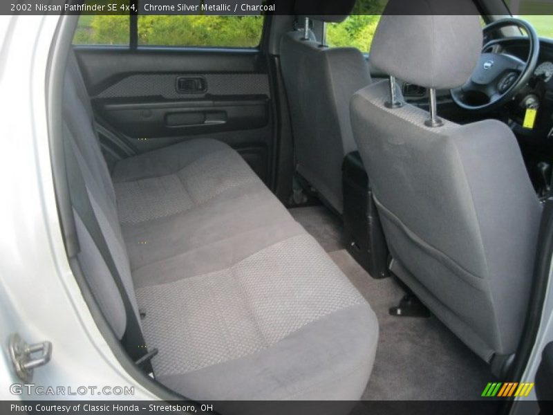 Chrome Silver Metallic / Charcoal 2002 Nissan Pathfinder SE 4x4