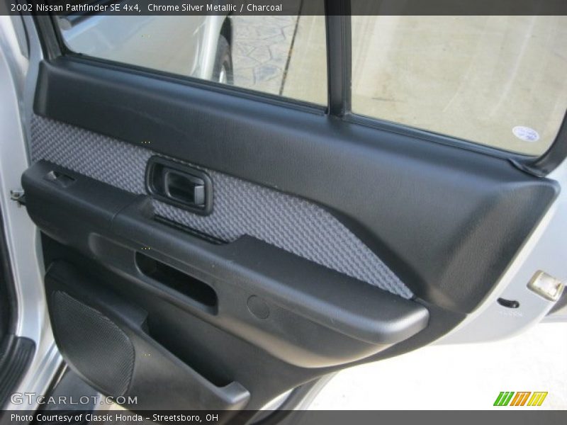 Chrome Silver Metallic / Charcoal 2002 Nissan Pathfinder SE 4x4