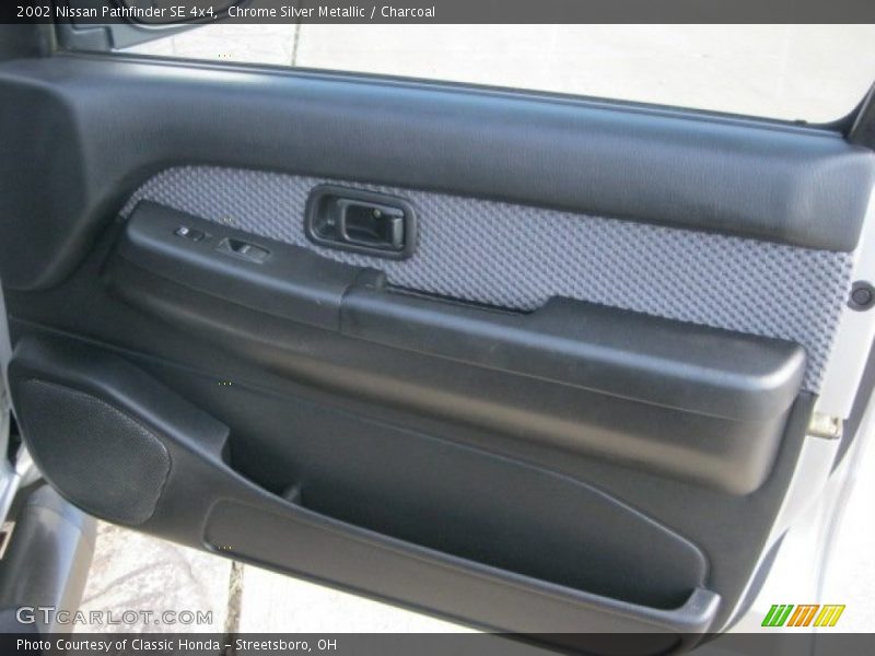 Chrome Silver Metallic / Charcoal 2002 Nissan Pathfinder SE 4x4