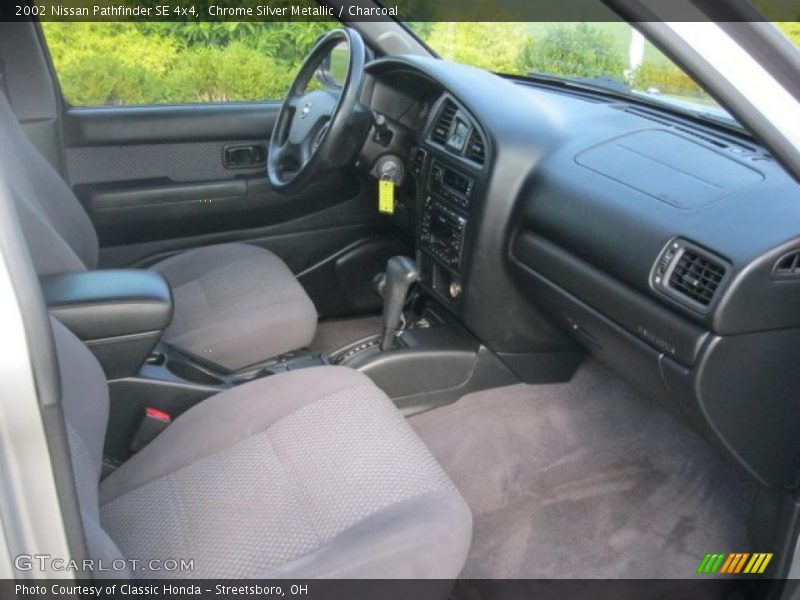 Chrome Silver Metallic / Charcoal 2002 Nissan Pathfinder SE 4x4
