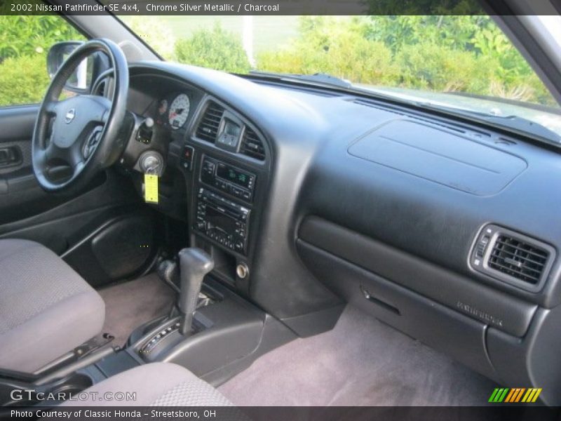Chrome Silver Metallic / Charcoal 2002 Nissan Pathfinder SE 4x4
