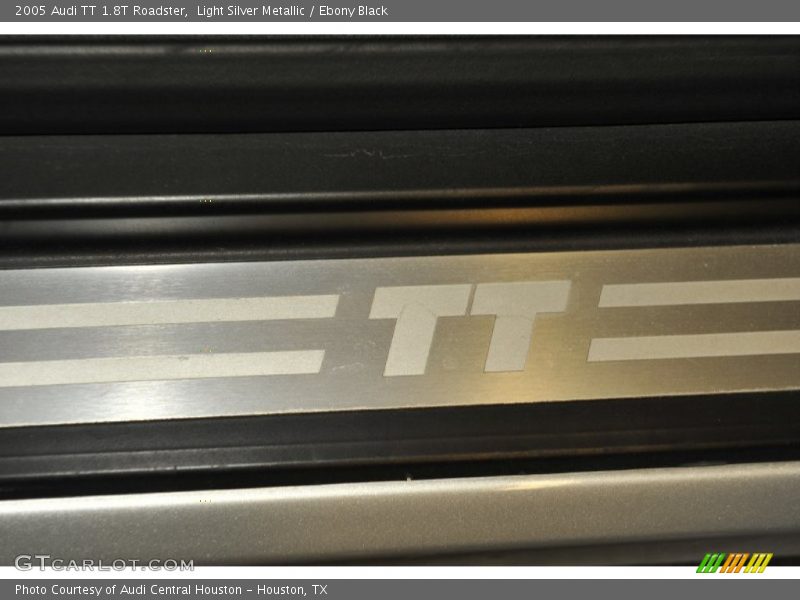  2005 TT 1.8T Roadster Logo