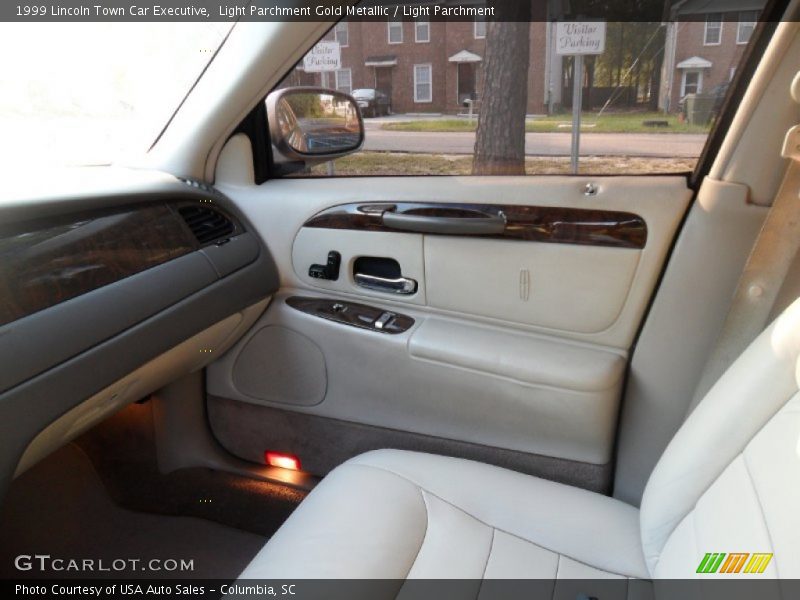 Light Parchment Gold Metallic / Light Parchment 1999 Lincoln Town Car Executive