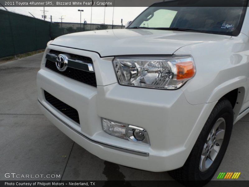 Blizzard White Pearl / Graphite 2011 Toyota 4Runner SR5