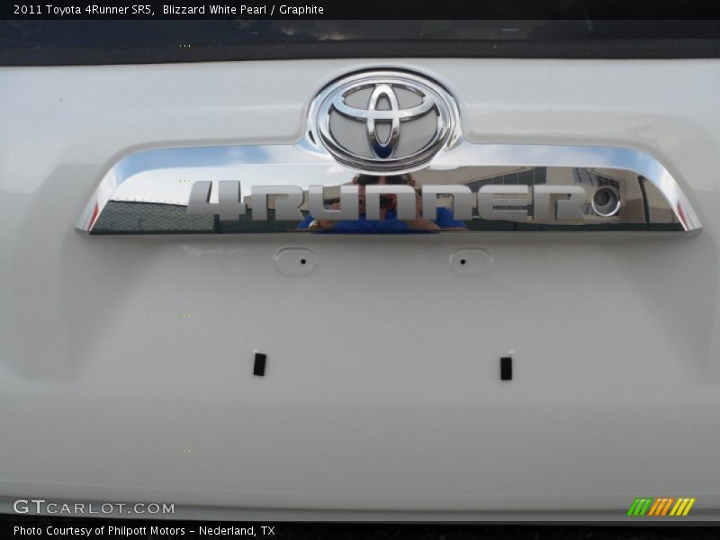 Blizzard White Pearl / Graphite 2011 Toyota 4Runner SR5