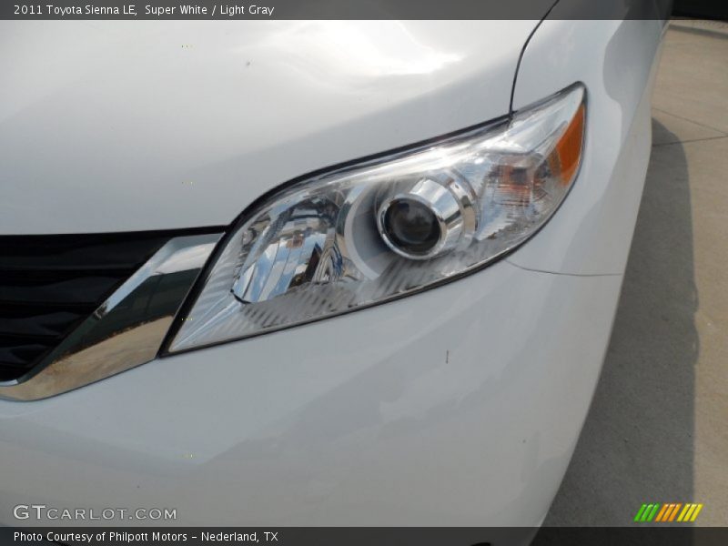 Super White / Light Gray 2011 Toyota Sienna LE