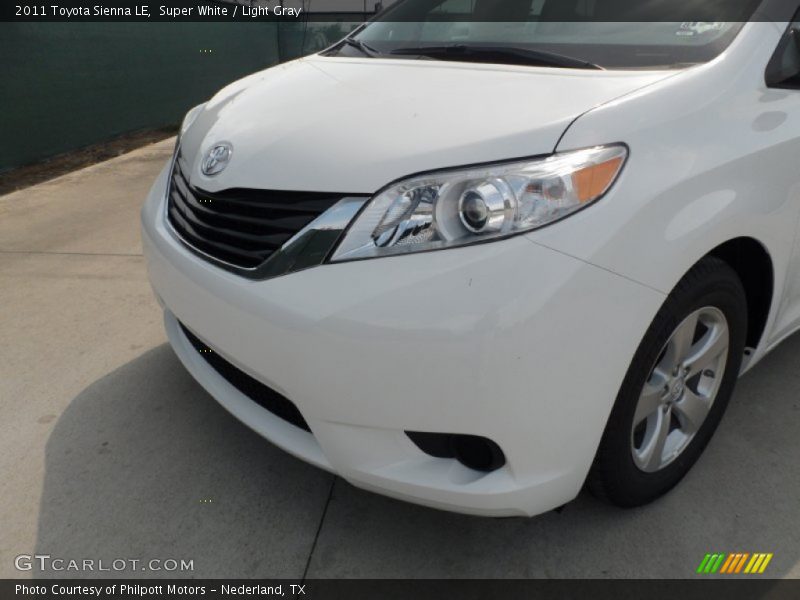 Super White / Light Gray 2011 Toyota Sienna LE