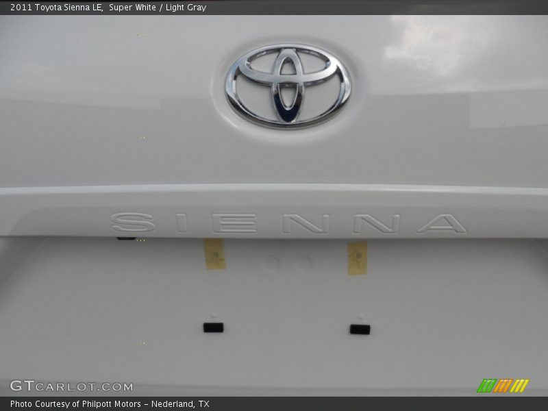 Super White / Light Gray 2011 Toyota Sienna LE