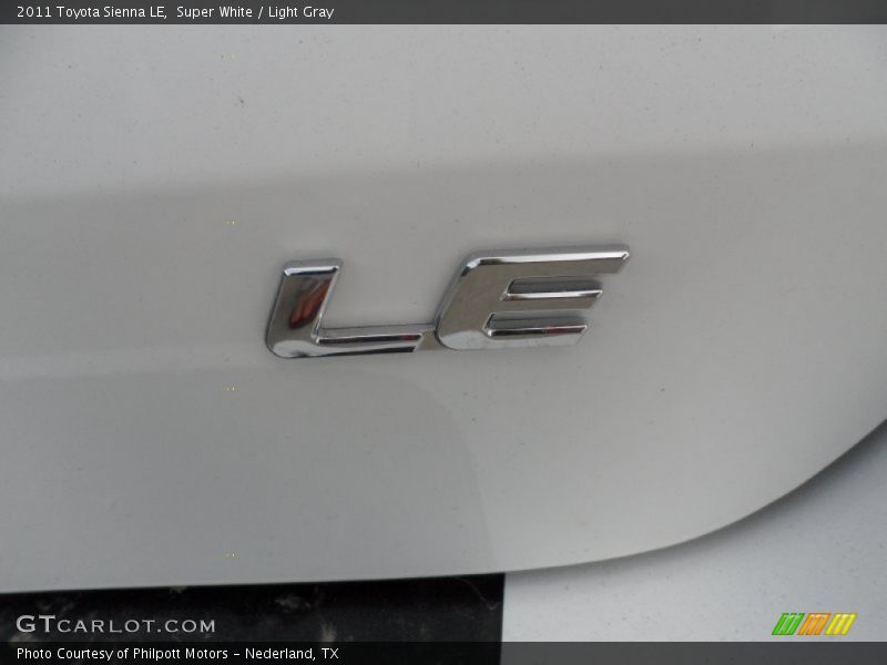 Super White / Light Gray 2011 Toyota Sienna LE