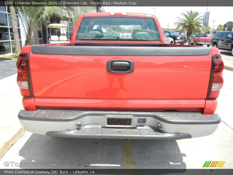 Victory Red / Medium Gray 2005 Chevrolet Silverado 1500 LS Extended Cab