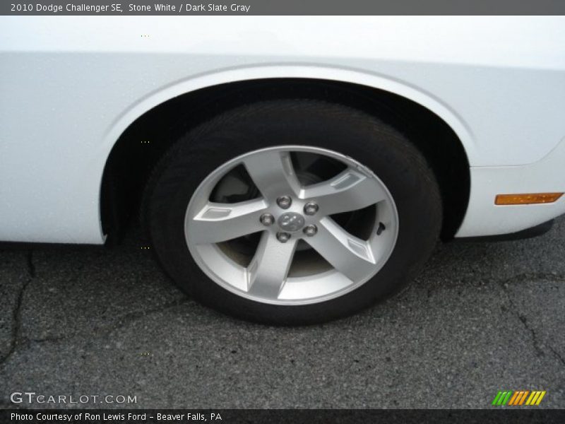 Stone White / Dark Slate Gray 2010 Dodge Challenger SE