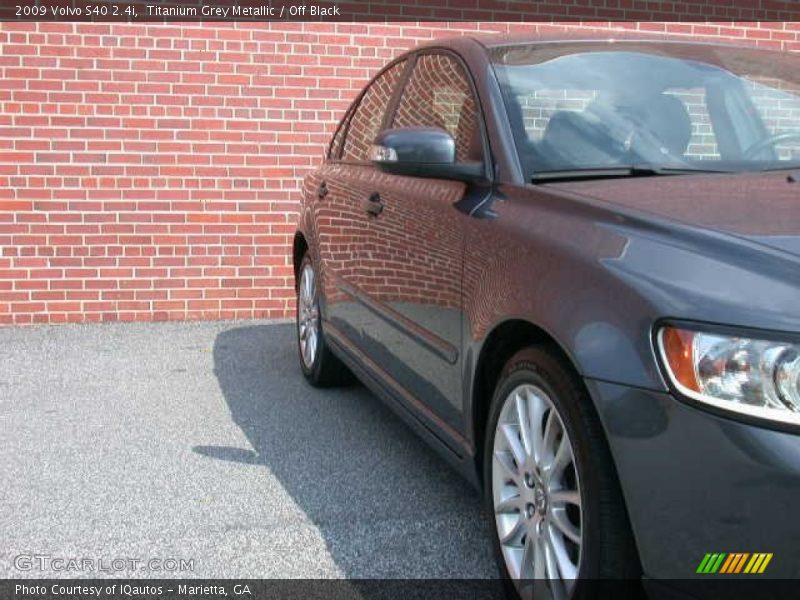 Titanium Grey Metallic / Off Black 2009 Volvo S40 2.4i