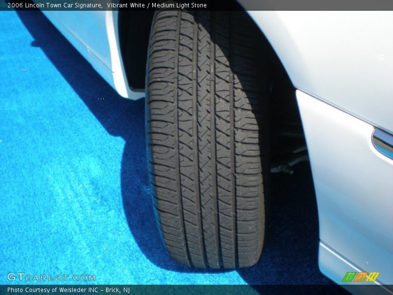 Vibrant White / Medium Light Stone 2006 Lincoln Town Car Signature