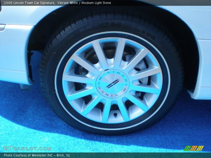 Vibrant White / Medium Light Stone 2006 Lincoln Town Car Signature