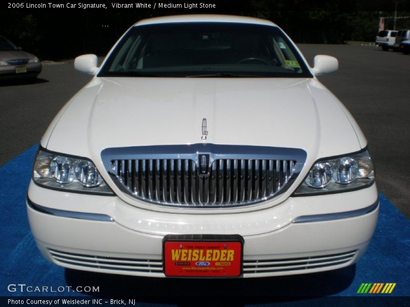 Vibrant White / Medium Light Stone 2006 Lincoln Town Car Signature