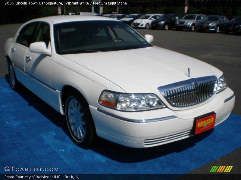 Vibrant White / Medium Light Stone 2006 Lincoln Town Car Signature
