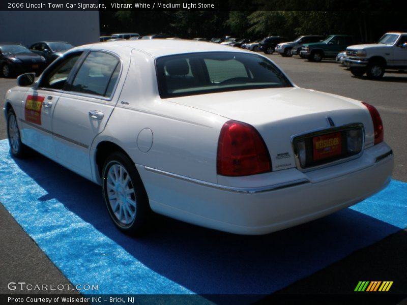 Vibrant White / Medium Light Stone 2006 Lincoln Town Car Signature