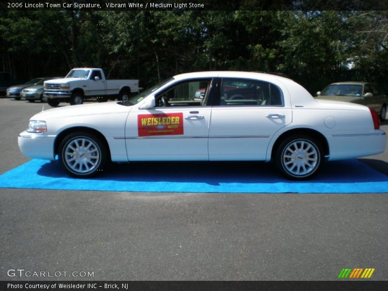 Vibrant White / Medium Light Stone 2006 Lincoln Town Car Signature