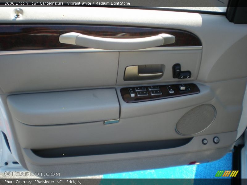 Vibrant White / Medium Light Stone 2006 Lincoln Town Car Signature