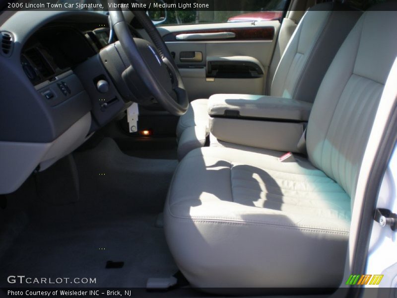 Vibrant White / Medium Light Stone 2006 Lincoln Town Car Signature