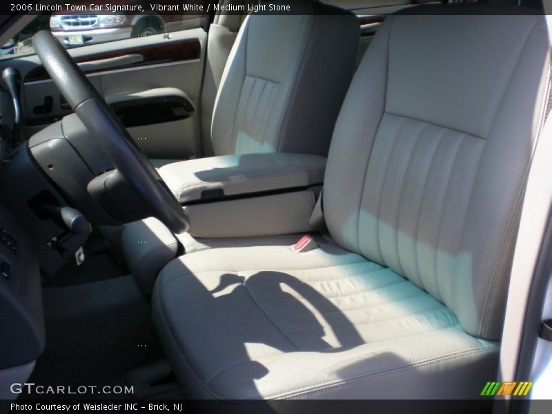 Vibrant White / Medium Light Stone 2006 Lincoln Town Car Signature