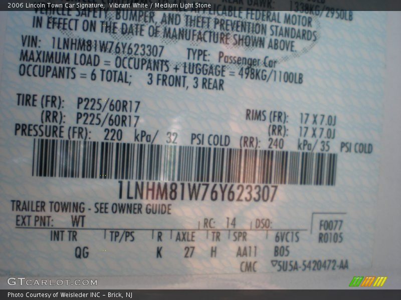 Vibrant White / Medium Light Stone 2006 Lincoln Town Car Signature