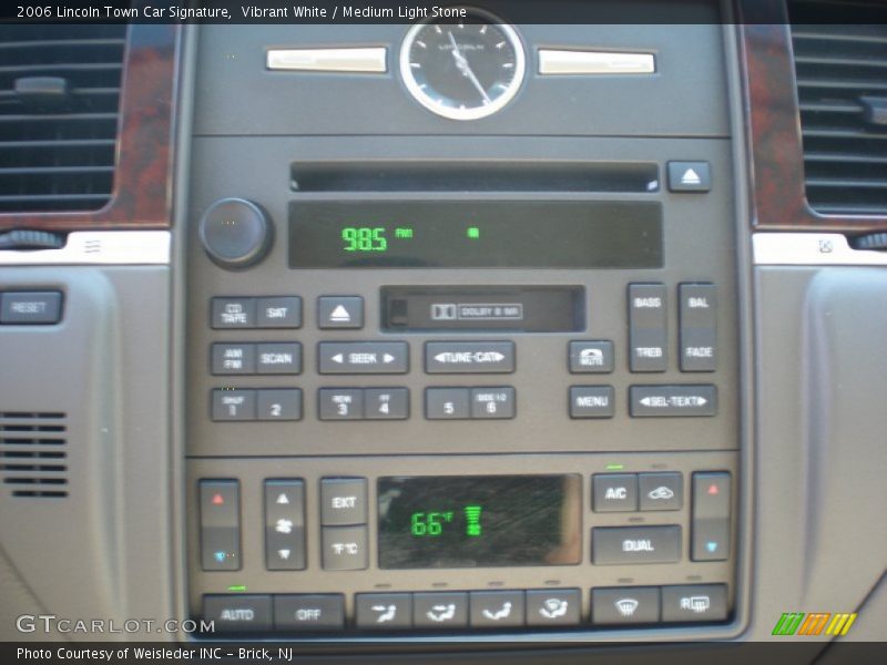 Vibrant White / Medium Light Stone 2006 Lincoln Town Car Signature