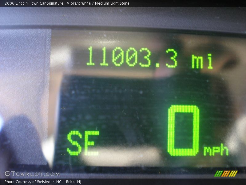 Vibrant White / Medium Light Stone 2006 Lincoln Town Car Signature