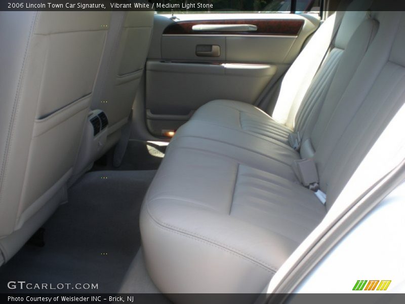 Vibrant White / Medium Light Stone 2006 Lincoln Town Car Signature