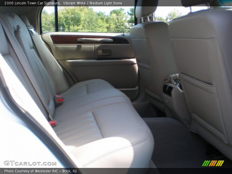Vibrant White / Medium Light Stone 2006 Lincoln Town Car Signature