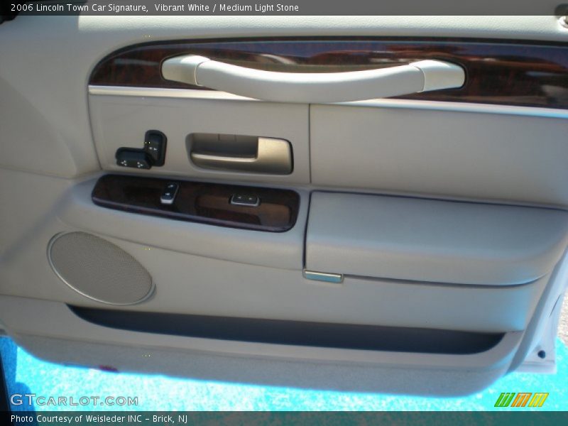 Vibrant White / Medium Light Stone 2006 Lincoln Town Car Signature
