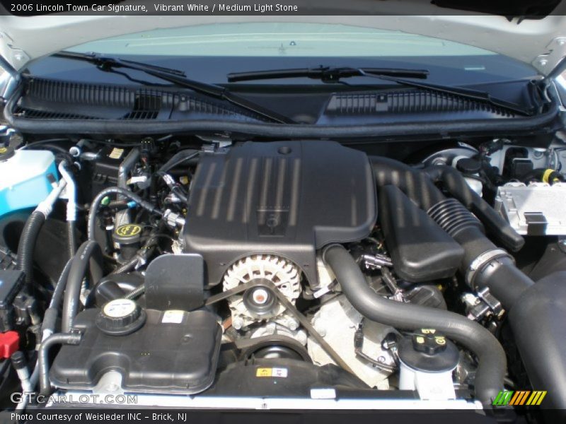 Vibrant White / Medium Light Stone 2006 Lincoln Town Car Signature