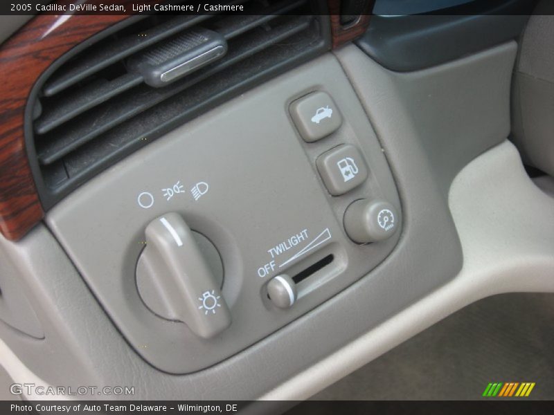 Light Cashmere / Cashmere 2005 Cadillac DeVille Sedan