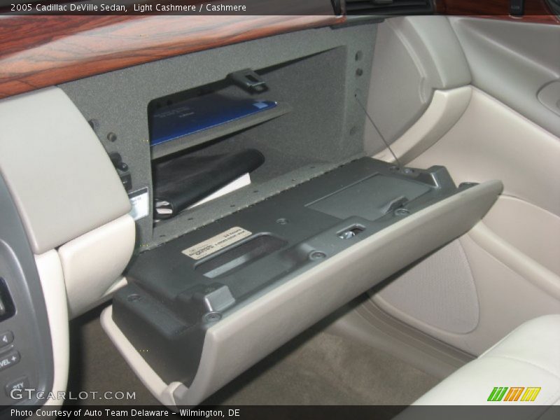 Light Cashmere / Cashmere 2005 Cadillac DeVille Sedan
